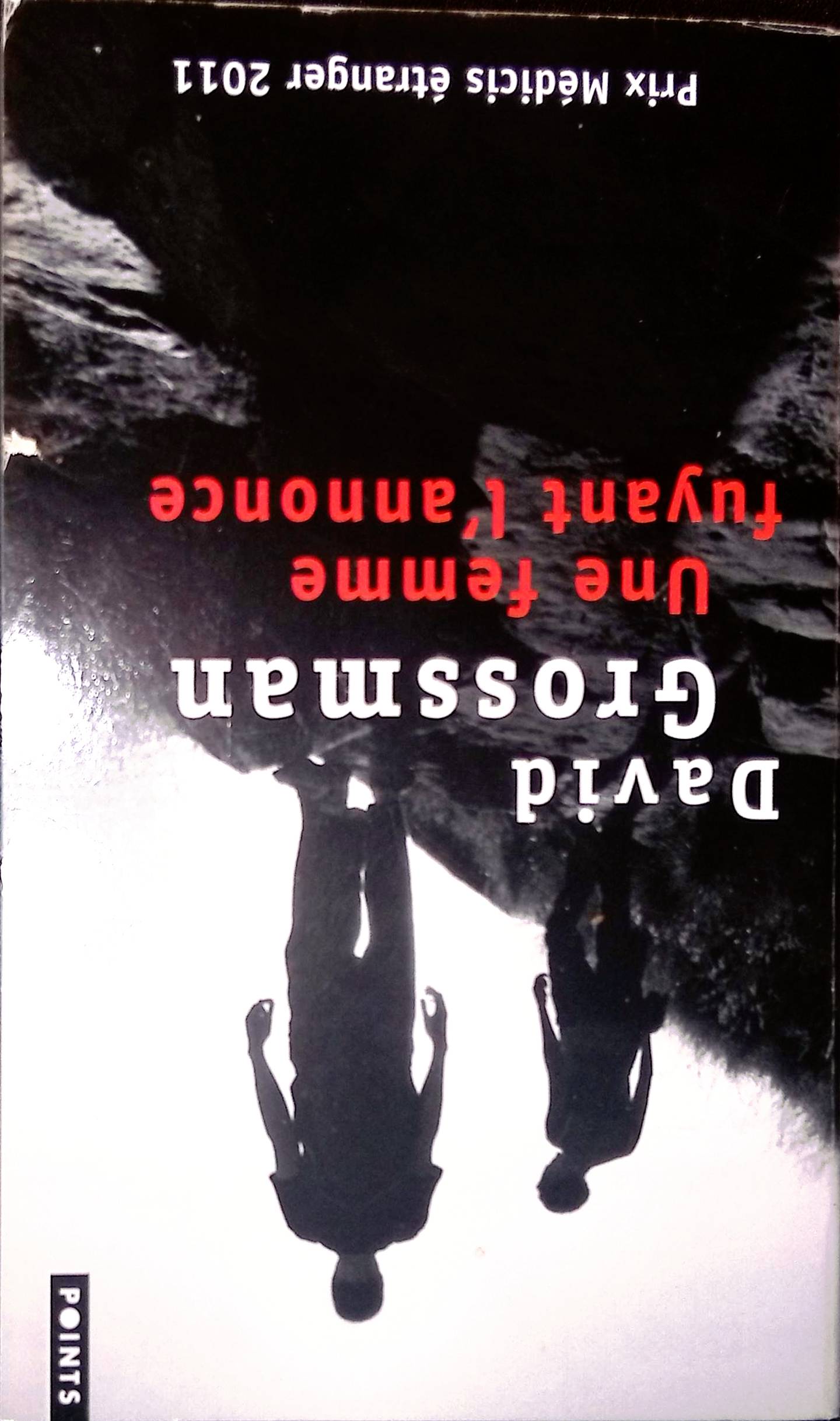 Une femme fuyant l'annonce : livres pas cher d'occasion, de seconde main de l'association Lire et Créer